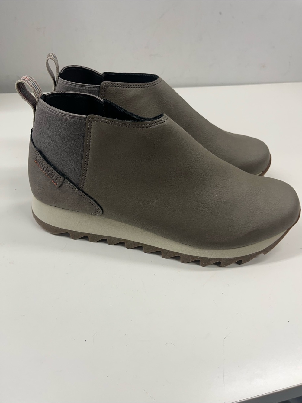 New Merrell Women's Alpine Chelsea Boots in Grey Vegan Leather Size 11